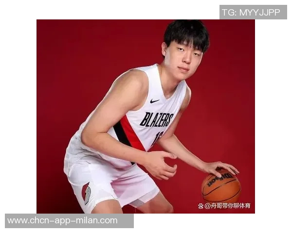 杨瀚森背粉色小书包启程湾区NBA首秀即将开启 杨瀚森背粉色小书包启程湾区NBA首秀即将开启